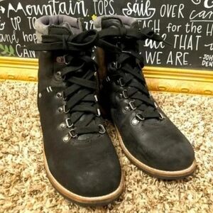Laced ankle boots